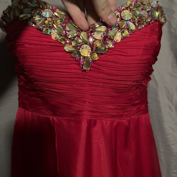 Formal dresses - Picture 1 of 5